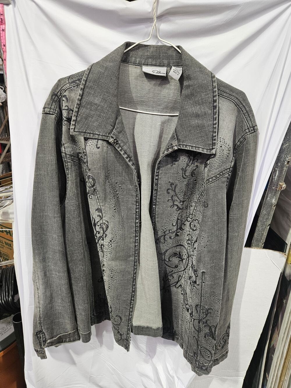 Chico's Platinum Women's Jean Jacket With Print Gray Size 3. TG2496